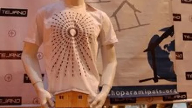 Tejano y una remera edición limitada para Un Techo para mi País.