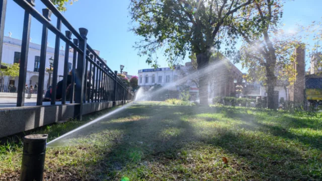 Después de 15 años, vuelve el riego automático por aspersión a la histórica plaza San Martín