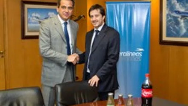 Aerolíneas Argentinas y Coca Cola firman un acuerdo.