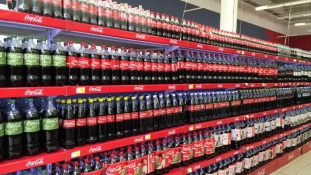 Y como por arte de magia... Coca-Cola y Manaos ahora son lo mismo: ¿en qué consiste la nueva ley de góndolas?