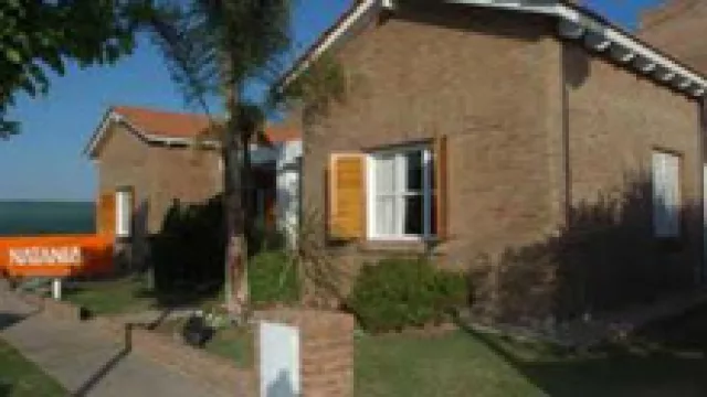 Natania cruza la calle y se agranda.