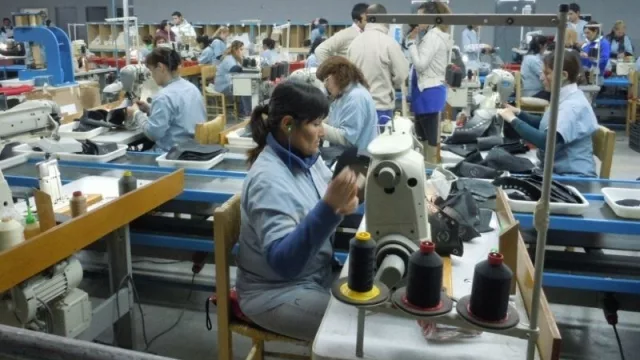 La fábrica de zapatillas Dass en el Dorado reincorporó trabajadores 