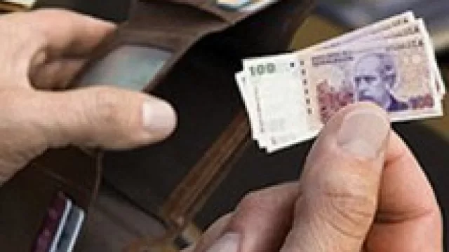 Los ejecutivos siguen ganando menos que en 2001 en dólares (y ahora gastan más)