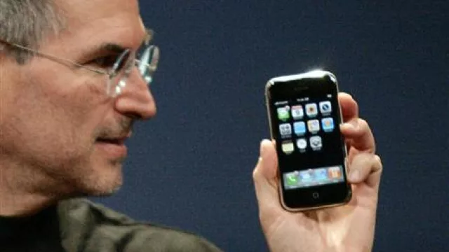 Steve: “Sosténme bien el iPhone”