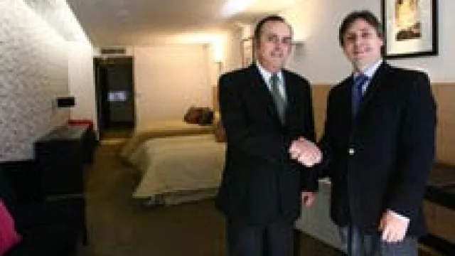 Sergio Villella sale a vender los condo-hoteles de Suez.