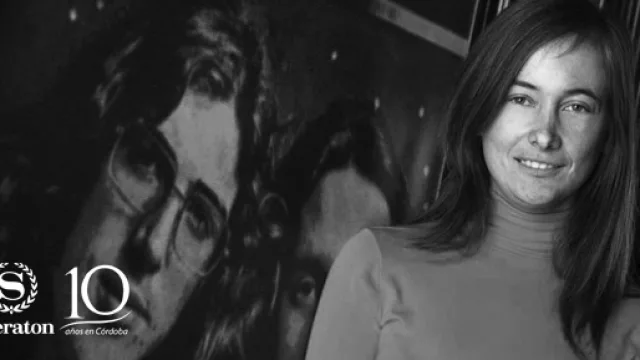 Llega al Cerro de las Rosas Collins Lounge Pub.