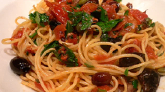 Hoy: Linguinis con salsa putanesca