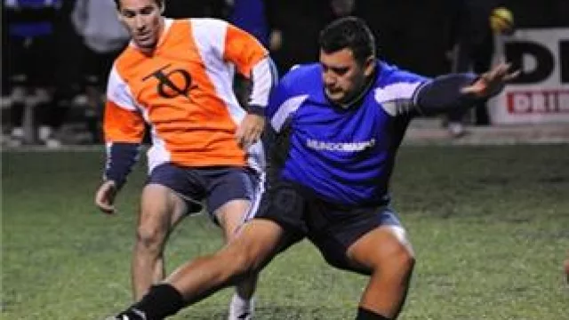 "Maxi" Salas de Marcas y Mercados presiona al nueve de Mundo Maipú