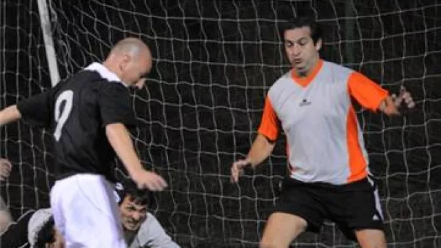 El goleador "Galo" de Credicoop intenta definir luego de un rebote