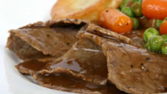 Escalopes de lomo al malbec con hortalizas de la huerta