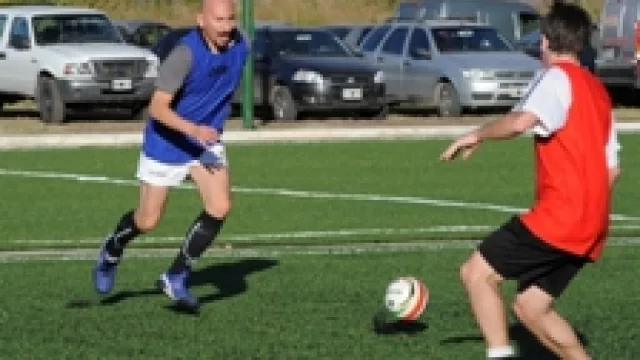 Alberto Galo, de Credicoop, desborda a su marcador. Hay cuatro bancos anotados para jugar el Mundial (Santander - Visa, Hipotecario y Citi).