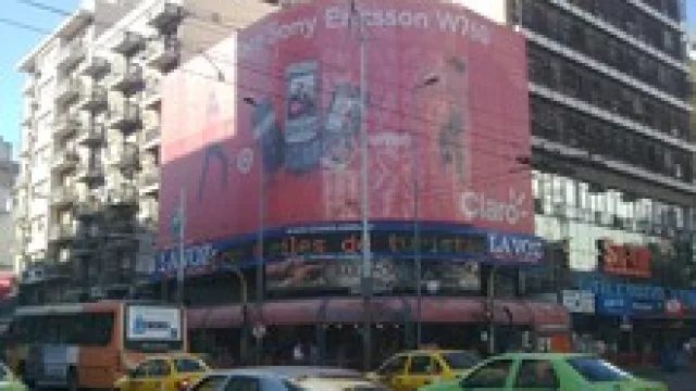 La Municipalidad sale a limpiar la vía pública de carteles ($ 50 millones al año, 50% en negro)