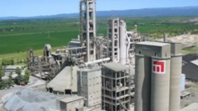 La paradoja Minetti: cayó la venta de cemento, pero ganó 40 % más que en el 2008