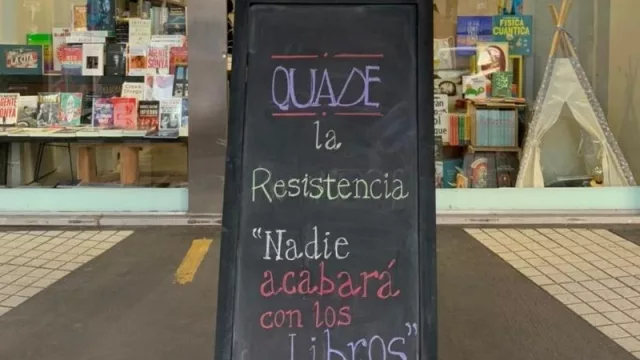 Librería Quade sale del shopping por un rato para seguir vendiendo (le hace frente a las restricciones)  