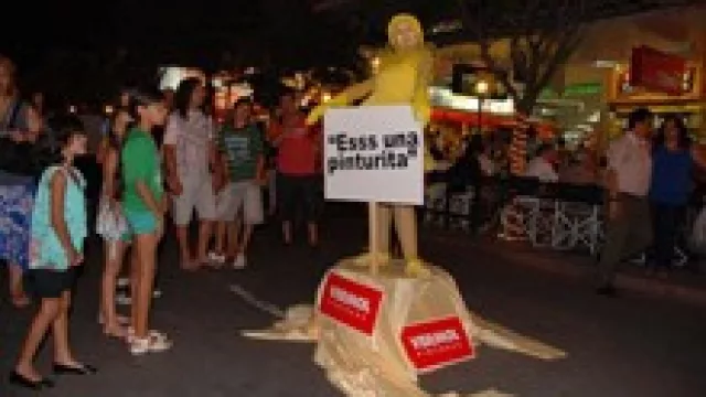 12 estatuas vivientes llenaron de color la Villa.