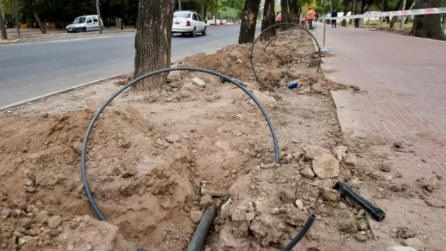 Colocan sistema de riego por aspersión en el Parque Sarmiento