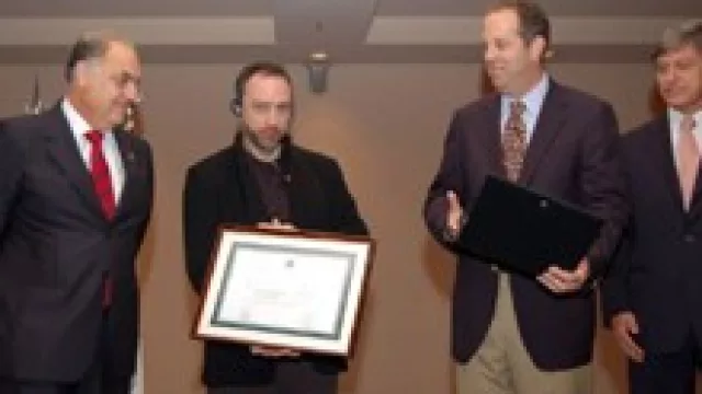 El fundador de Wikipedia distinguido Doctor Honoris Causa (by UE Siglo 21).