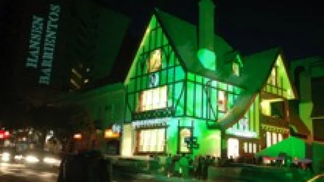 Hansen Barrientos con estilo pinoterquista (y oficina blindada).