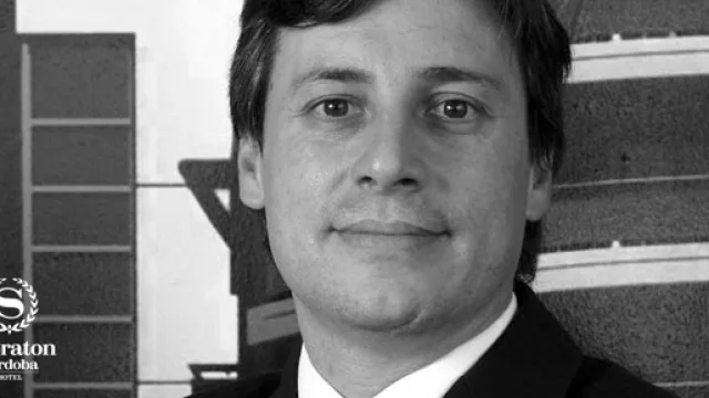 Sergio Villella va por el mercado de Punta del Este.