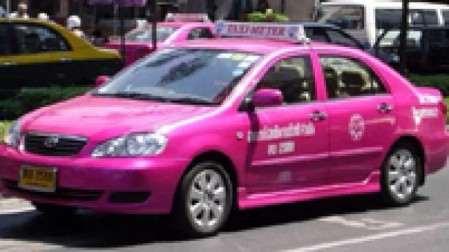 Pink taxi, exclusivo para ellas (¿funcionaría en Córdoba?)