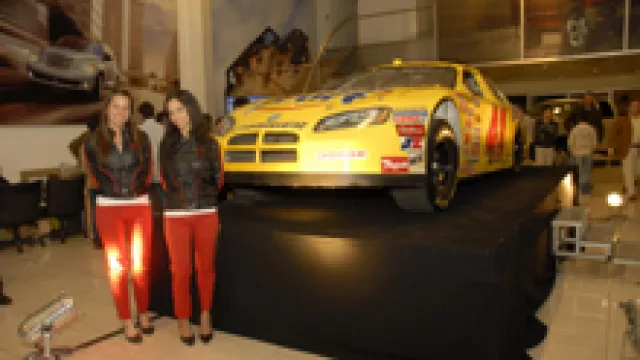 Mac Wagen y un nuevo evento. El Dodge de Montoya (Nascar) en Córdoba