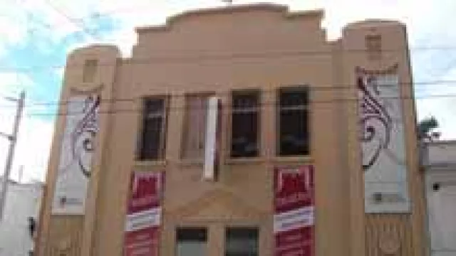 Tersuave le puso color al Centro Cultural María Castaña.