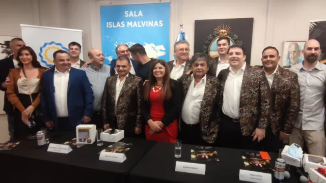 En su gira por España, Los Palmeras dieron un show en el Consulado Argentina en Barcelona (se cruzaron con Mauricio Pochettino)