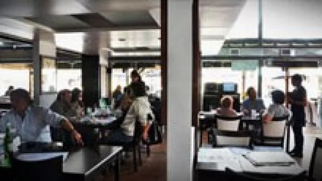 Úuultima mesa para vos y tres amigos en Luna India.